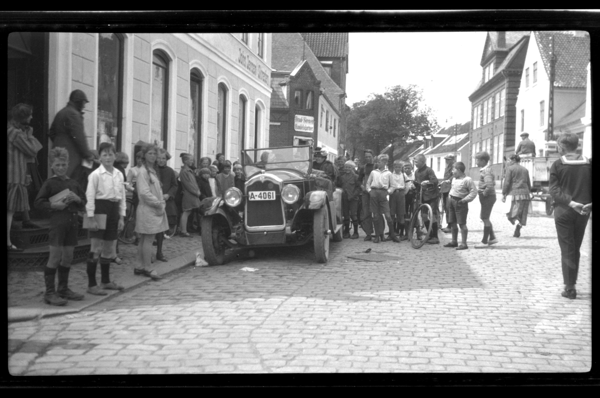 Rolf Sr. Sundt, Mange barn står rundt Rolf Sundt sr.'s Buick i en dansk bygate. Fotografert 1927.
