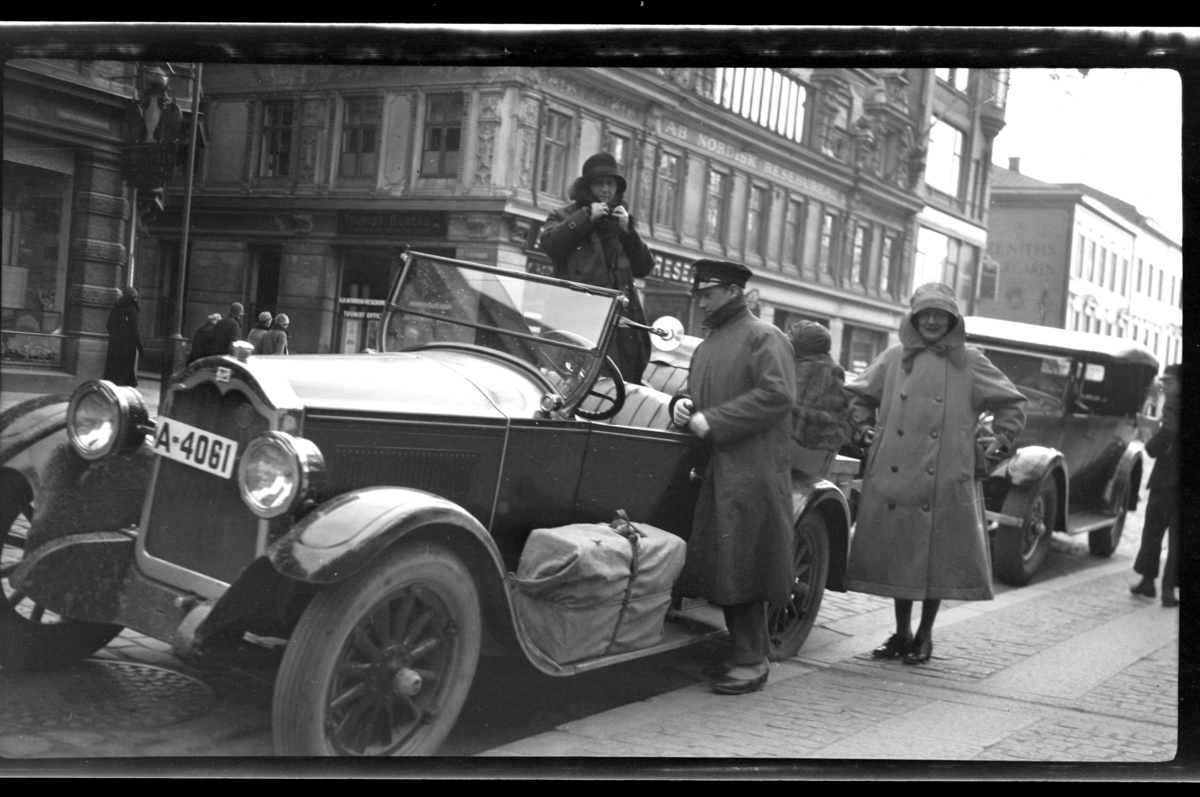 Rolf Sr. Sundt, Rebekka Sundt, Peter Ingvard Sundt, Sigrid Sundt, Hilda Sundt ved Rolf Sundt sr.'s Buick i en svensk by? Fotografert 1927.