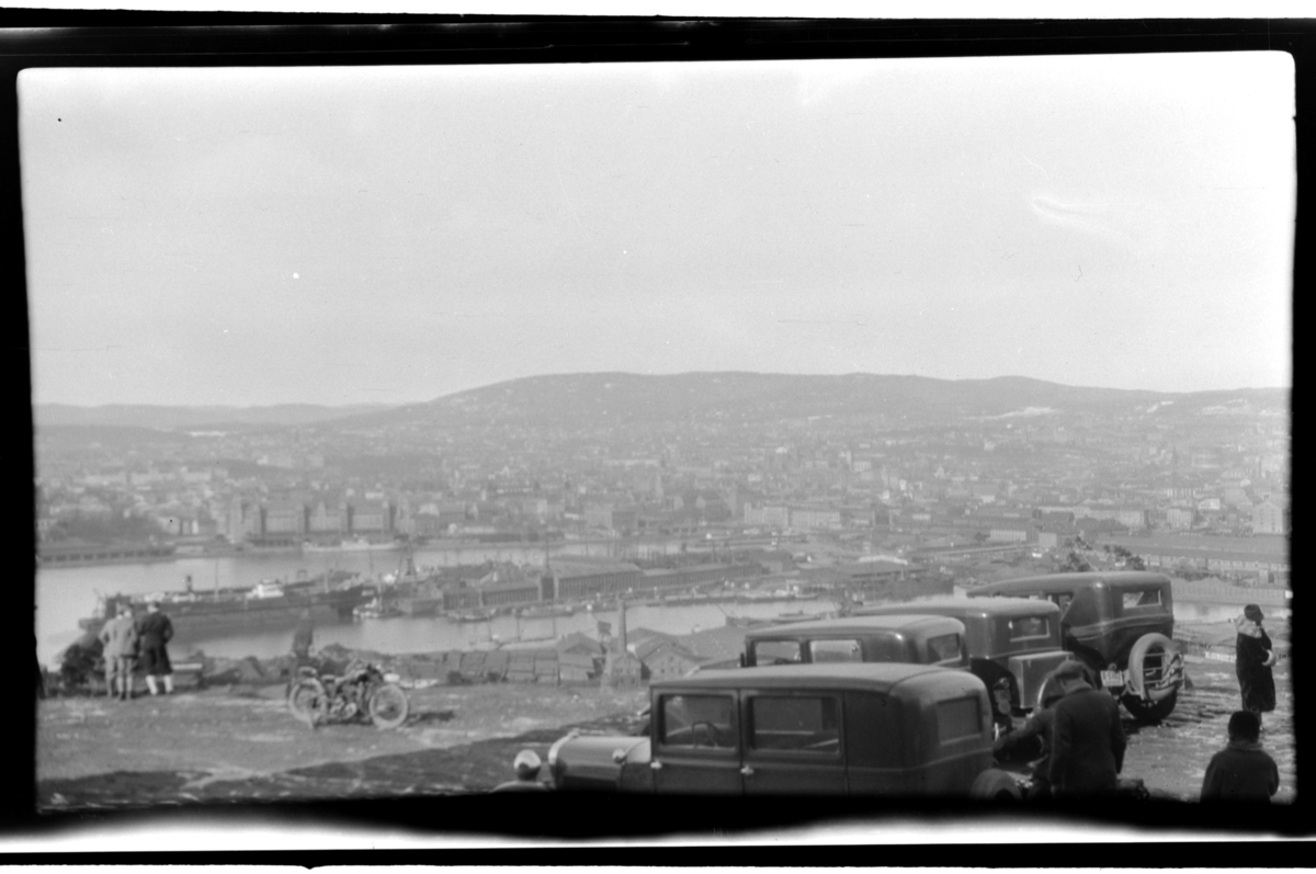 Rolf Sr. Sundt, Flere biler står parkert på Ekeberg med utsikt mot Oslo. Fotografert 1930.