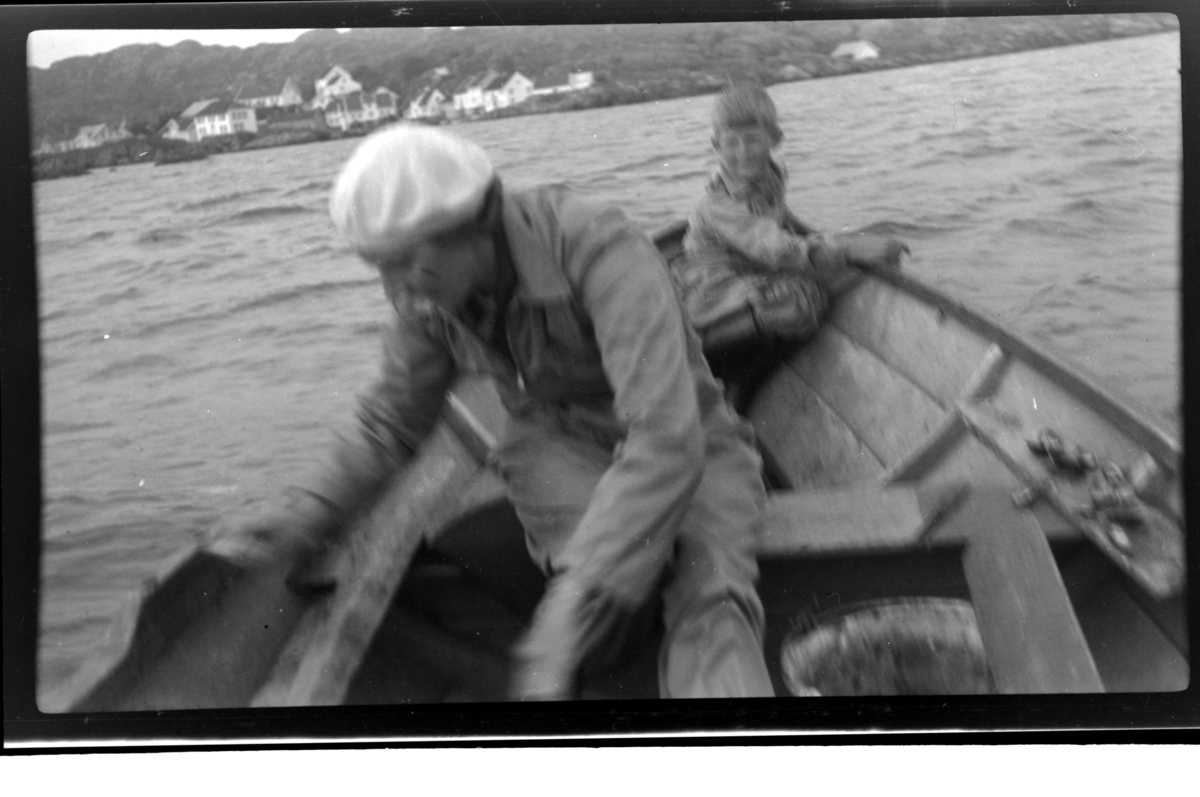 Rolf Sr. Sundt, Hilda Sundt og hennes sønn Lars Peter snørefisker utenfor Loshavn. Fotografert 1938.
