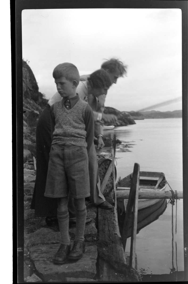 Rolf Sr. Sundt, Lars Peter Sundt er fornærmet fordi han ikke får strikjetter, Farsund. Fotografert 1938.