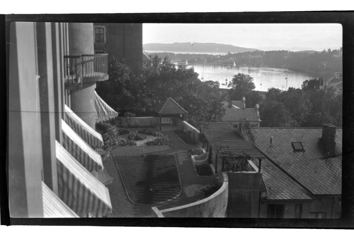 Rolf Sr. Sundt, Utsikt mot Oslofjorden fra terrassen i Thomas Heftyes gate 42E. Fotografert ca, 1926.
