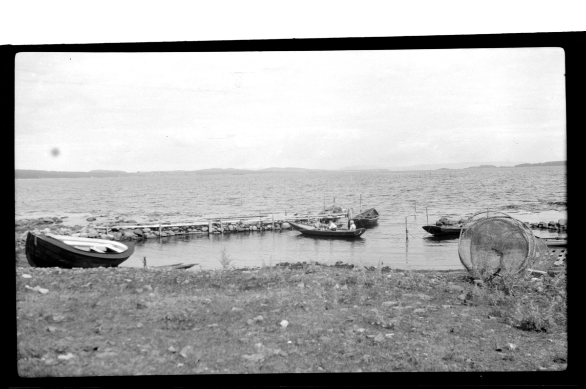 Rolf Sr. Sundt, Liten småbåthavn. Robåt med tre gutter på vei inn. Fotografert ca. 1928.