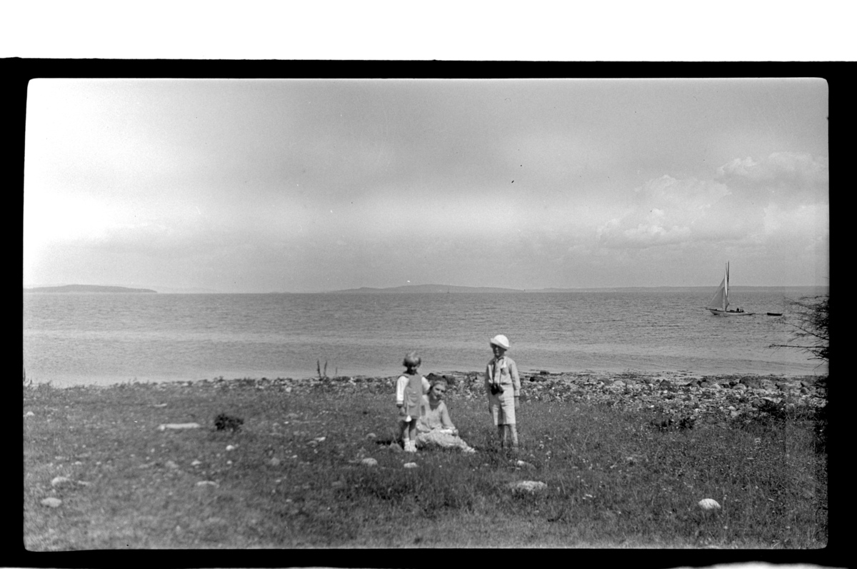 Rolf Sr. Sundt, Hilda Sundt med sønnene Rolf Jr. og Julius ved ukjent strand. Fotografert 1925.
