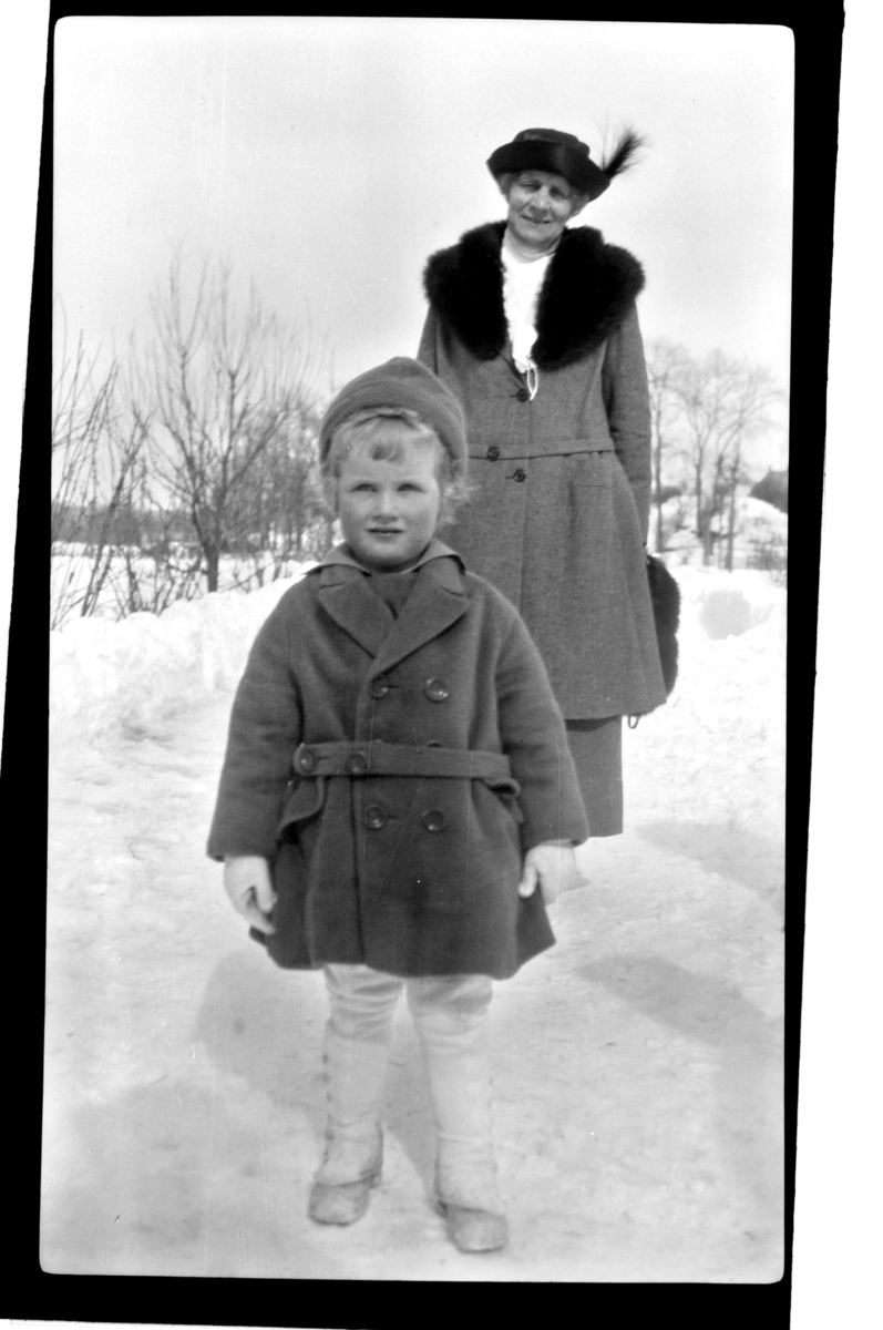 Rolf Sr. Sundt, Birgitte Aubert med barnebarnet Rolf Jr. på tur i snø. Fotografert 1924.