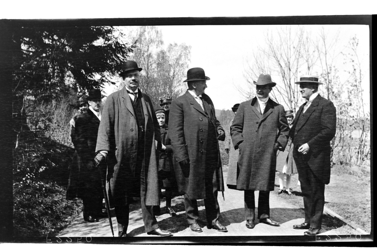 Rolf Sr. Sundt, Fire brødre Aubert på skogstur, blant dem Rolf Sundt Sr.'s svigerfar Julius Thaulow Aubert. Antagelig fotografert 1917.