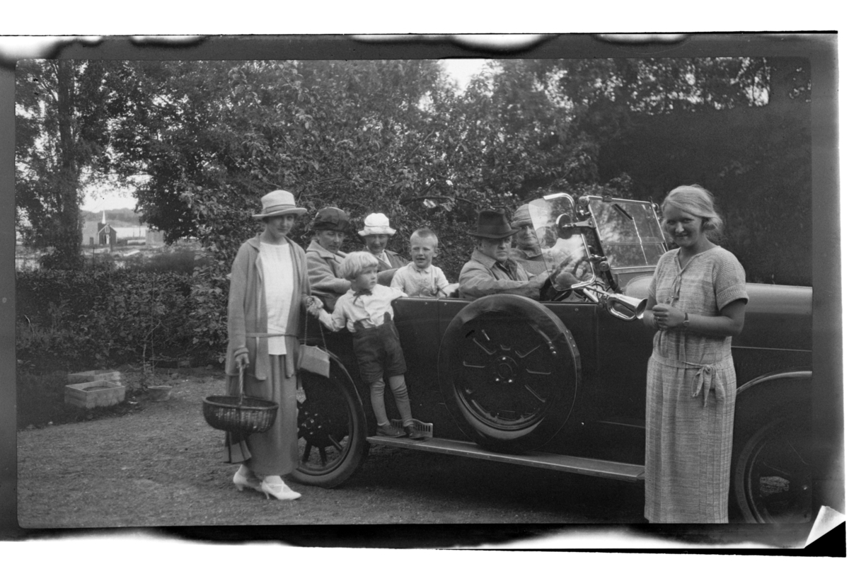 Rolf Sr. Sundt, Barn og voksne samlet i og rundt bil ved Stavern. Fra venstre Hilda Sundt, ukjent, Rolf Sundt Jr., Elisabeth (?), Julius og Trygve Sundt, ukjent og Juliue Cecilie (Essemor) Sundt i bilen. Fotografert 1925.