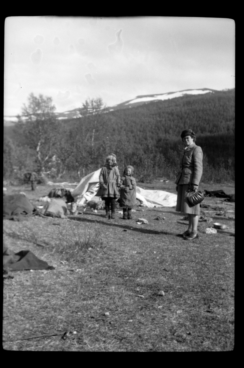 Rolf Sr. Sundt, Agnes Sundt med to samebarn i sameleir i Finnmark.