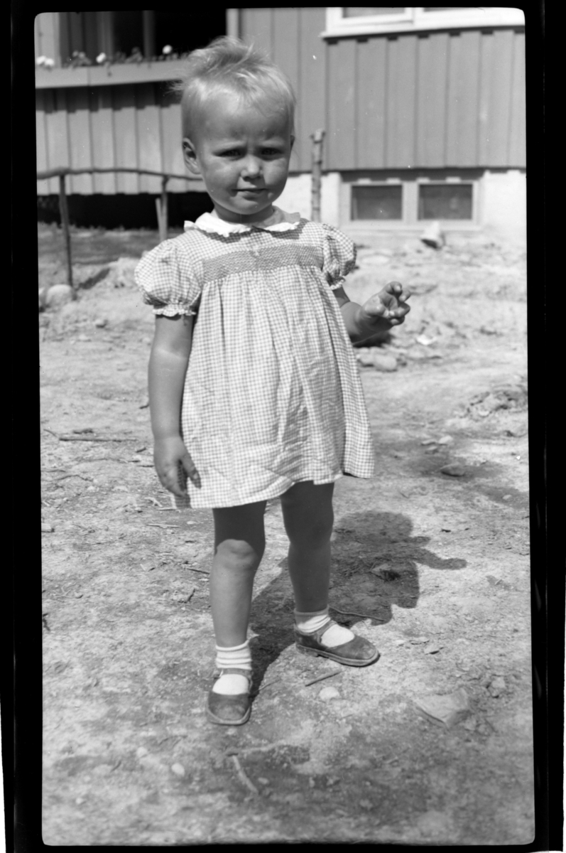 Rolf Sr. Sundt, Kirsten Sundt foran hjemmet i Holmengrenda i Oslo. Fotografert 1949.