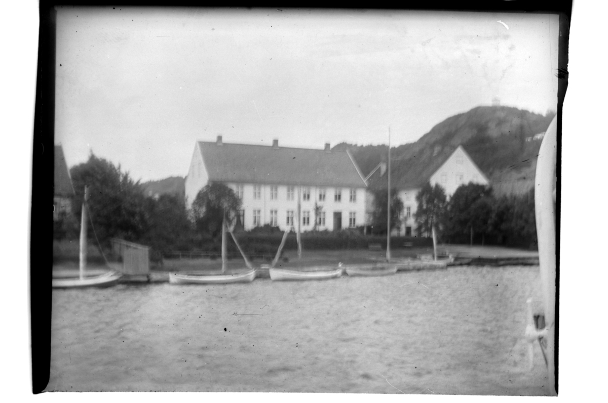 Rolf Sr. Sundt, Ukjent hus ved sjøen. Småbåter i forgrunnen.