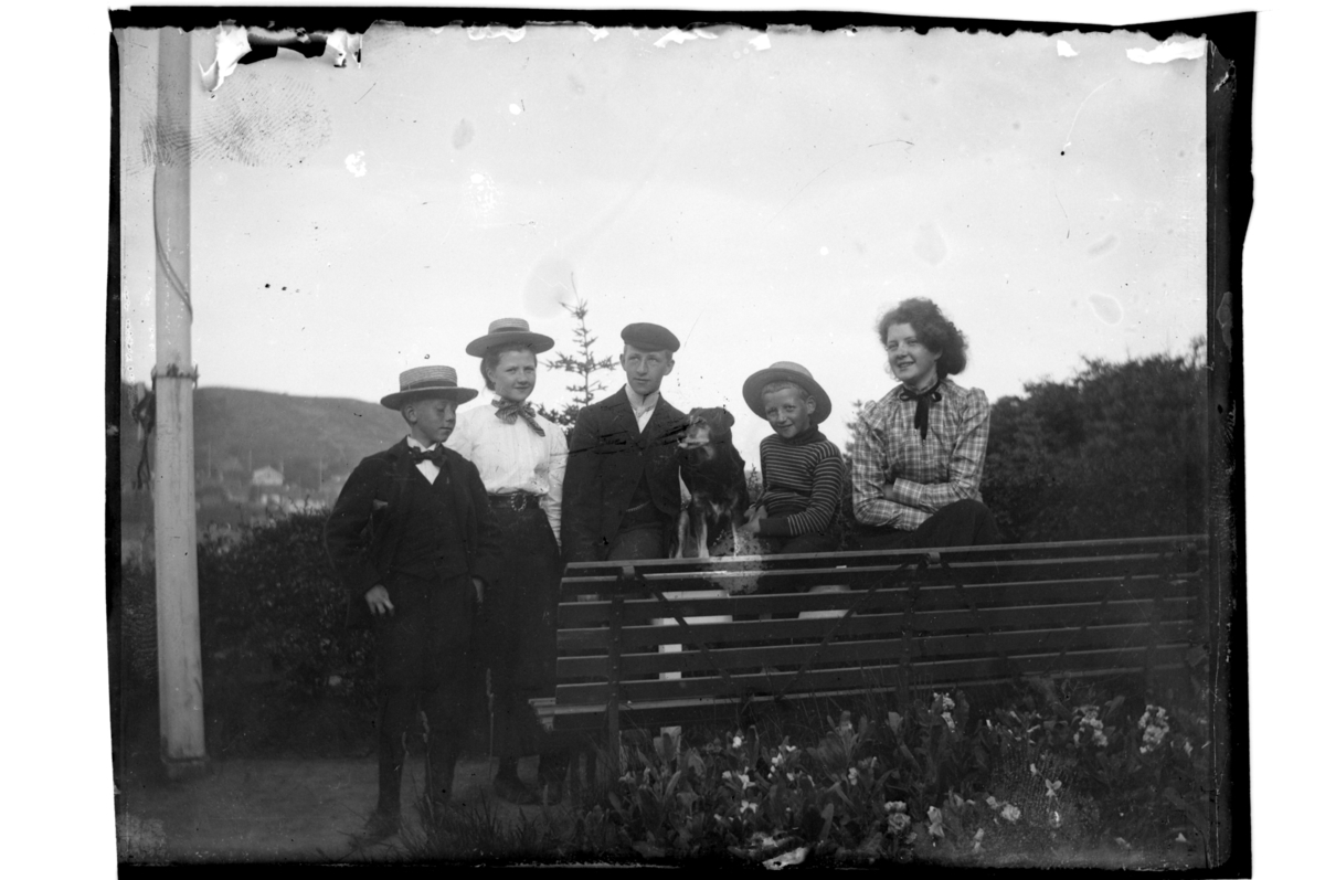 Rolf Sr. Sundt, Fem søsken Sundt samlet ved en hagebenk med hunden i midten. Fra venstre Lauritz, Alfhild, Rolf Sr., Peter B.D. og Anna. Antagelig fotografert 1904.