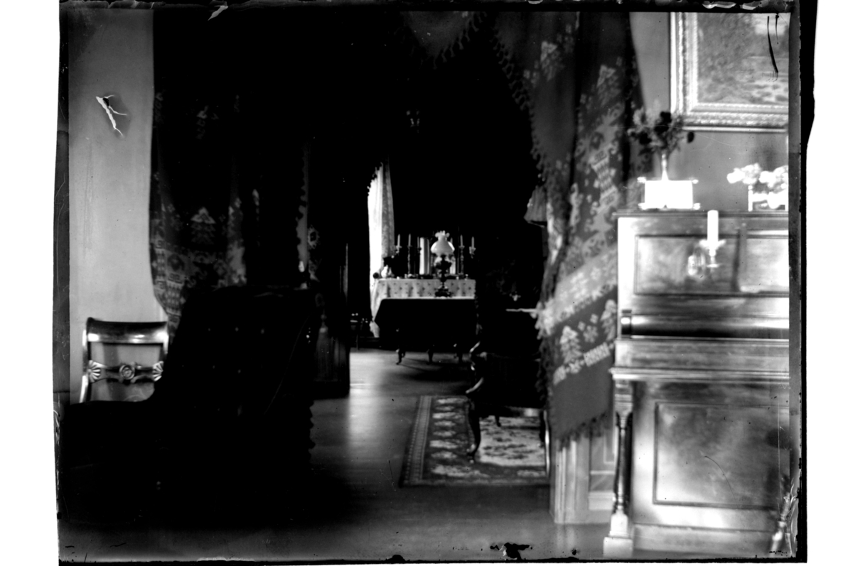 Rolf Sr. Sundt, Interiør, antagelig fra Peter og Anna Sundts hus i Kirkegaten 1 i Farsund. Antagelig fotografert 1903-1904.