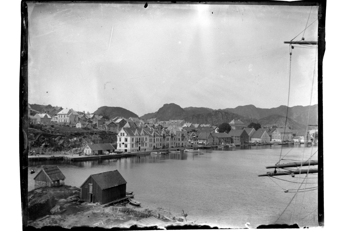 Rolf Sr. Sundt, Utsikt fra Engø mot Farsund etter bybrannen. Fotografert 1903.