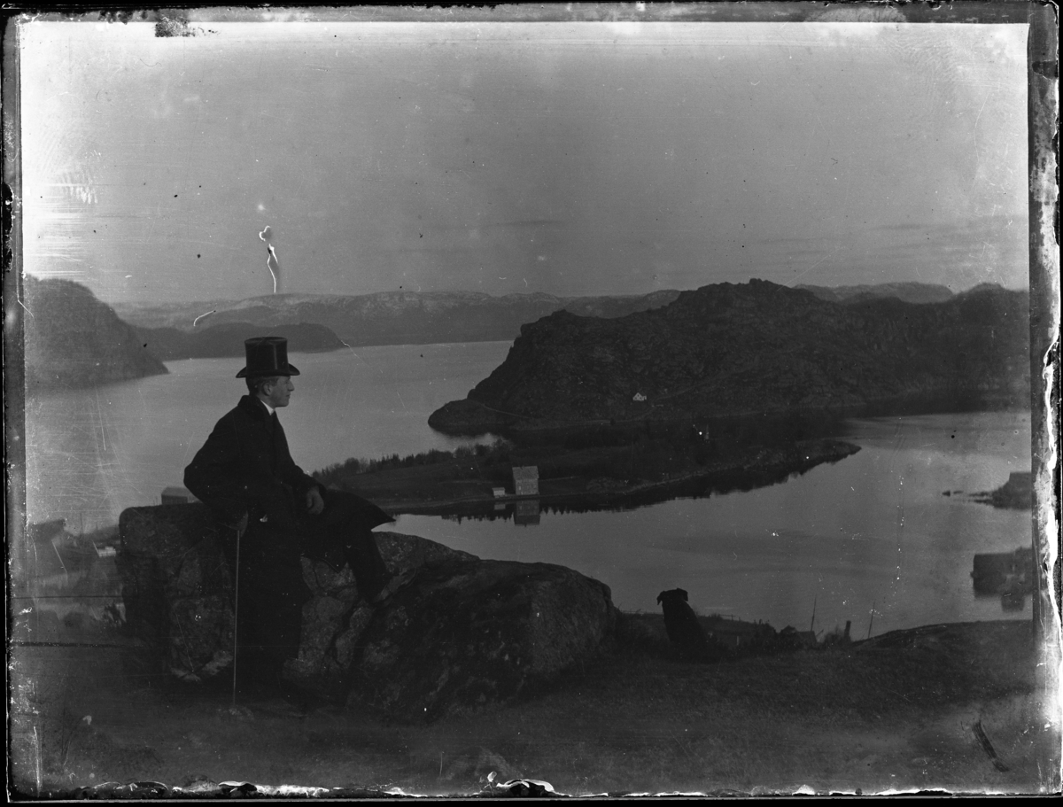 Rolf Sr. Sundt, Rolf Sundt Sr. på toppen av Varbakk med utsikt mot Farøy og Spind. På Farøy sees et midlertidig hotell som ble satt opp for innkvartering etter bybrannen i 1901 og demontert og flyttet til Vanse i 1904.