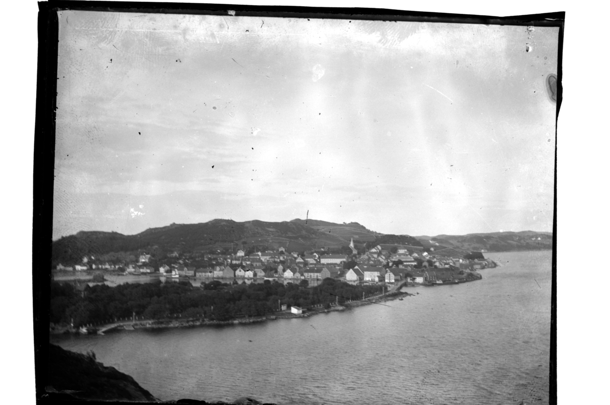 Rolf Sr. Sundt, Utsikt fra Jentefjellene mot Farøy og Farsund før bybrannen. Antagelig fotografert 1900-01.