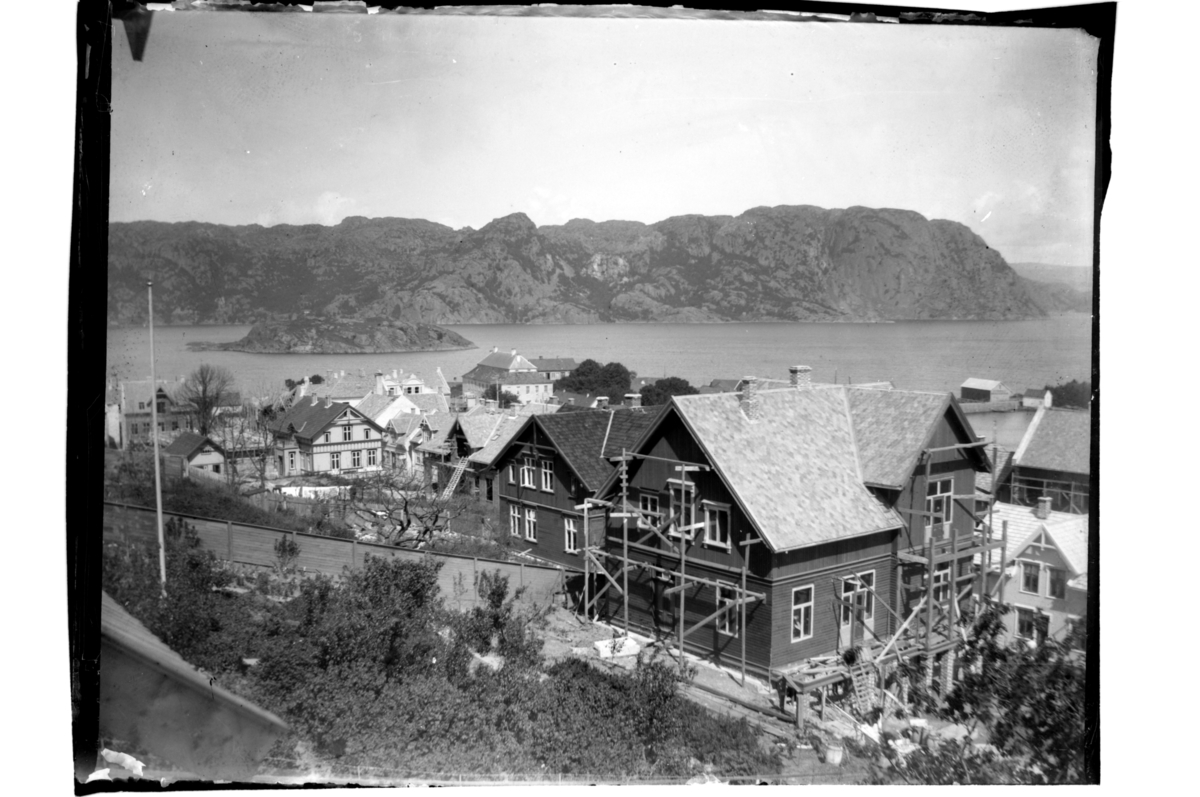 Rolf Sr. Sundt, Nybygging ned mot Storgaten i Farsund. Fotografert 1903.