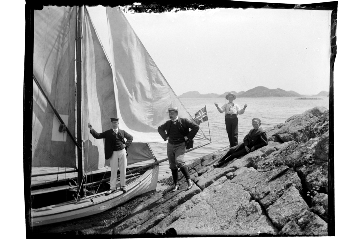 Rolf Sr. Sundt, Brødrene Rolf Sr., Leif, Lauritz og Peter B.D. Sundt har lagt til med seilbåt ved Spindslandet mot Midtfjordskjær. Antagelig fotografert 1902.