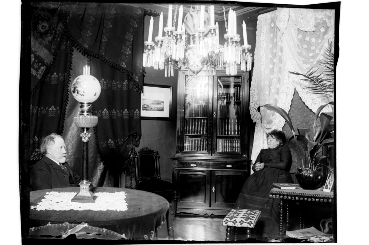 Rolf Sr. Sundt, Konsul Peter I. Sundt og fruen Anna Christiane i stuen i sitt hjem i Kirkegaten 1, Farsund. Fotografert 1900-1903.