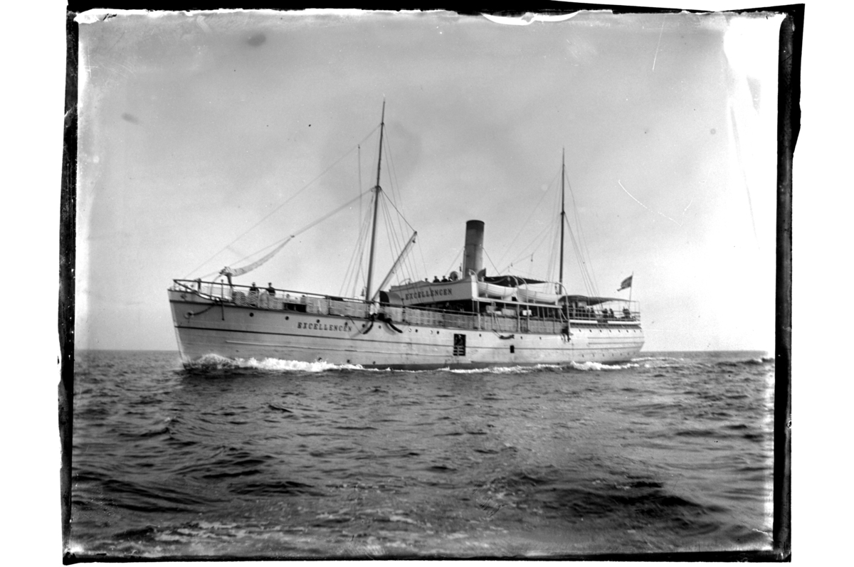 Rolf Sr. Sundt, Passasjerskipet DS Excellensen til sjøs. Fotografert rundt 1902.