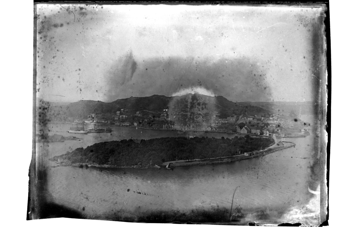 Rolf Sr. Sundt, Utsikt fra Jentefjellet mot Farøy og Farsund. Fotografert 1900-01.