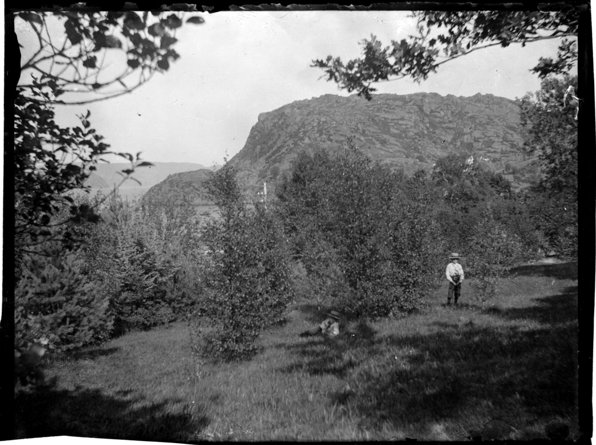 Rolf Sr. Sundt, Fra Farøy med utsikt mot Spindsodden. To gutter med stråhatter i forgrunnen. Fotografert rundt 1904.