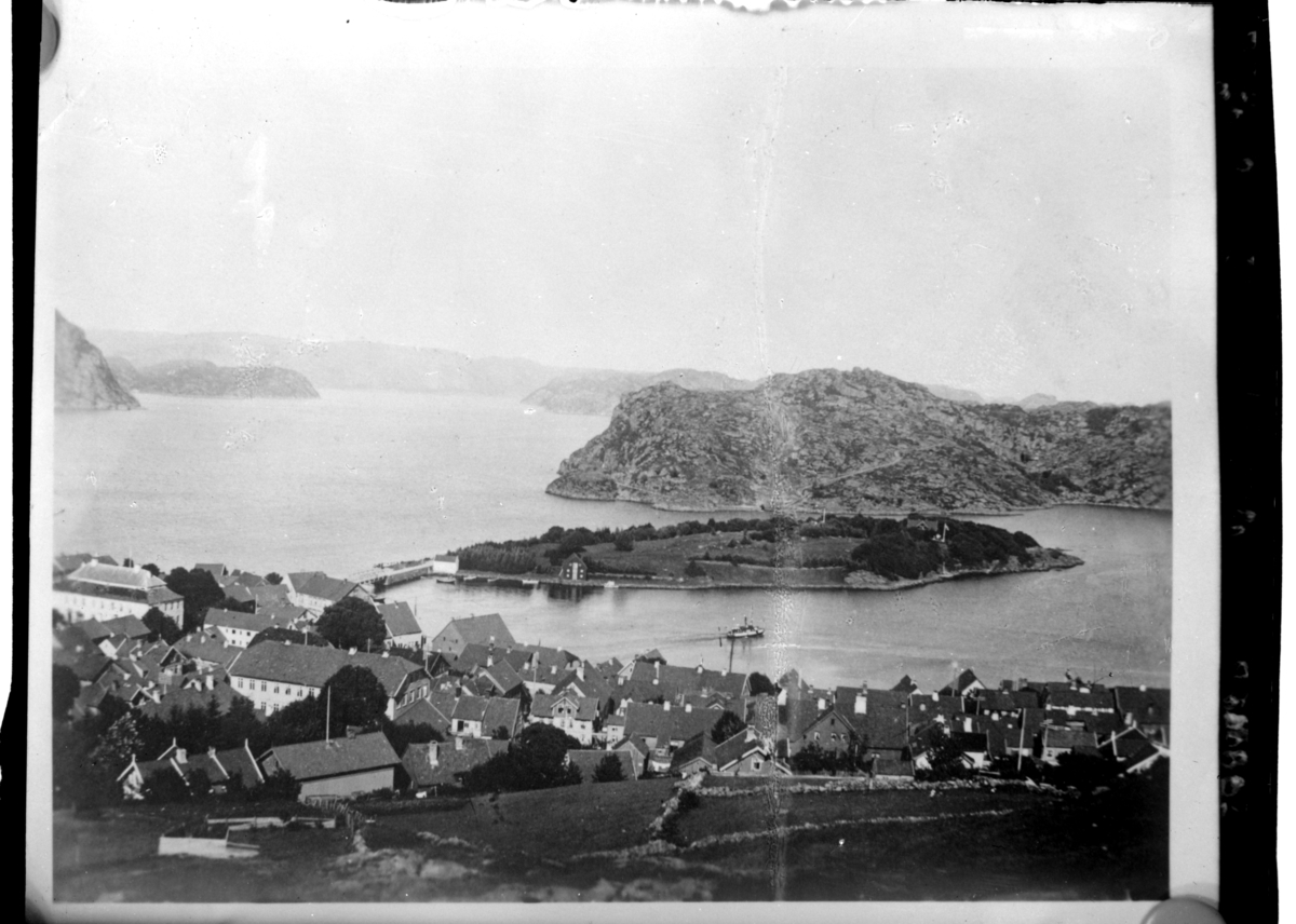 Rolf Sr. Sundt, Utsikt fra Varbakk mot bybebyggelsen i Farsund og Farø. Fotografert 1900.