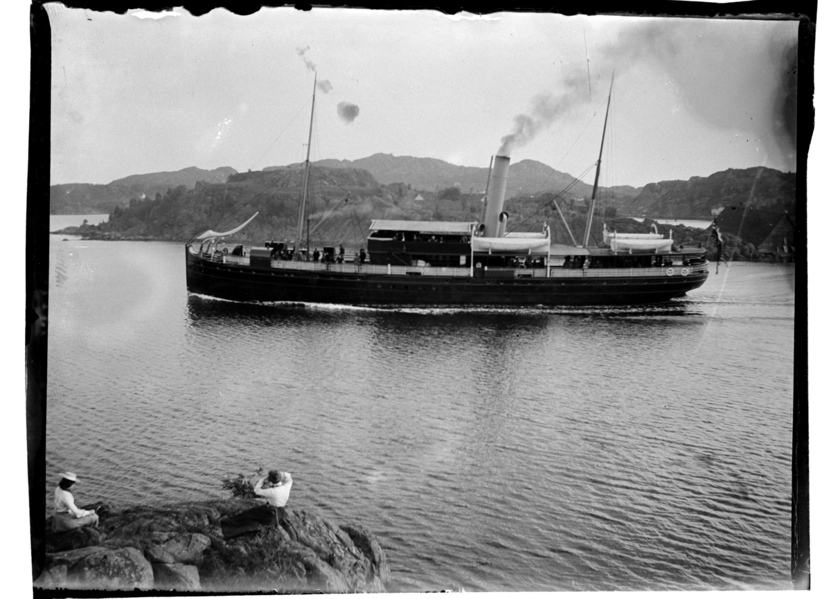 Rolf Sr. Sundt, DS Kong Haakon II går mellom skjærene, Farsund. Fotografert 1903.