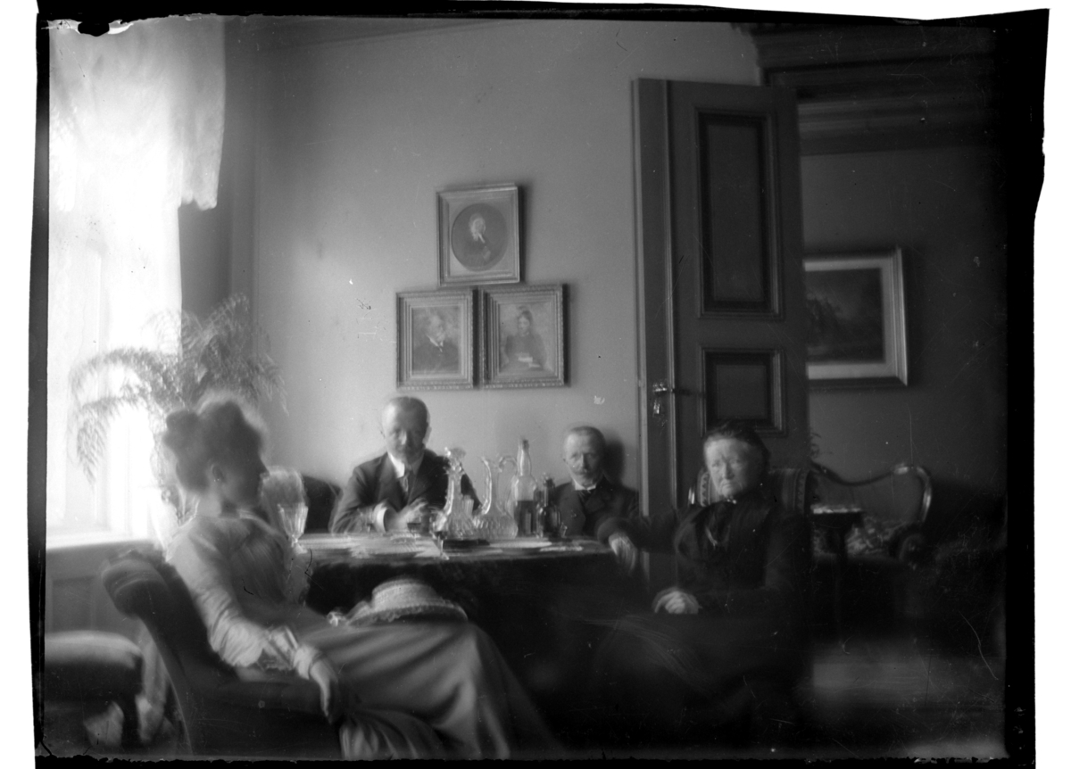 Rolf Sr. Sundt, En søndag hos Anna Caroline (Lina) Sundt i Kristiania sammen med to av hennes bror Peter Sundts trillinger. Fotografert 1903-1904.