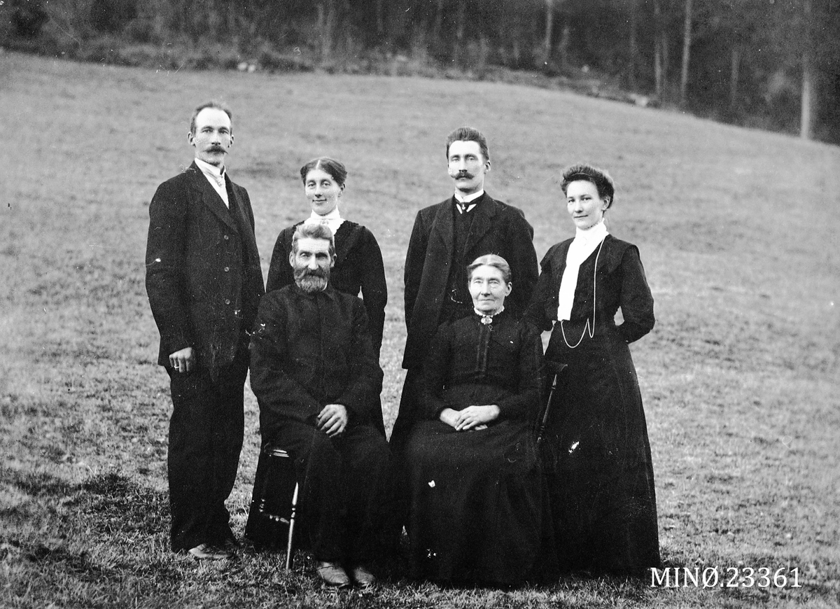 Alexander Bredstrøm Ansberg, Familiebilde. Ola og Marit Ødegård, med barna Johan, Inger, Håkon og Sigrid
