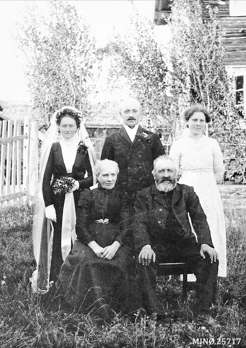 Iv. Olsen, Bryllup i Simensgjelta i Dalsbygda 4/7-1914 Eli Anna Gjelten og Erik Grue. Foran fra v: Ragnhilda Elida Anna Gjelten, f. Strand og ole S. Gjelten Bak fra. v: Eli Anna Grue f. Gjelten, Erik Grue, Anne Knutsdatter Ryen, Bekken