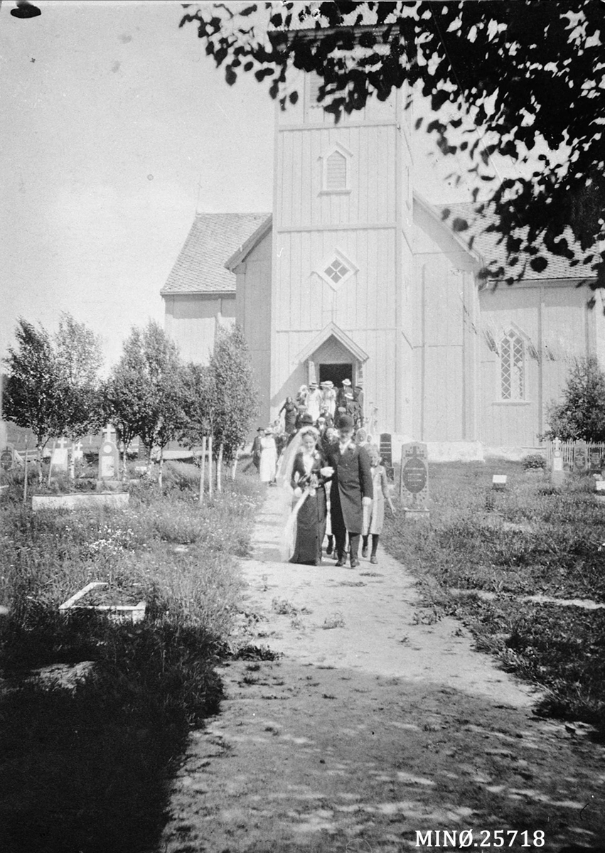 Iv. Olsen, Bryllup i Simensgjelta i Dalsbygda 4/7-1914 Eli Anna Gjelten og Erik Grue i Os kirke. Brudefølget på vei ut av kirken