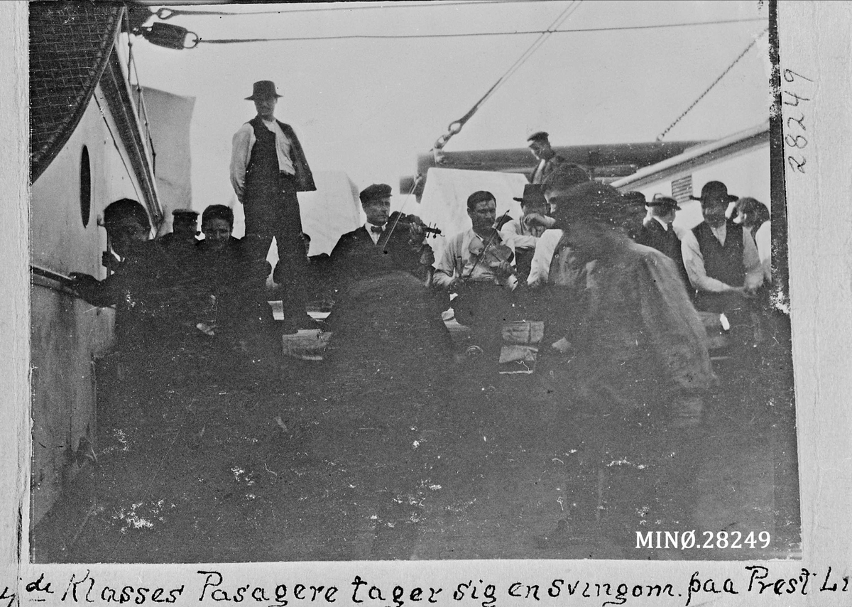 Rugsveen, Johan, Undseth, 4de Klasses Pasagere tager sig en svingom paa President Lincoln