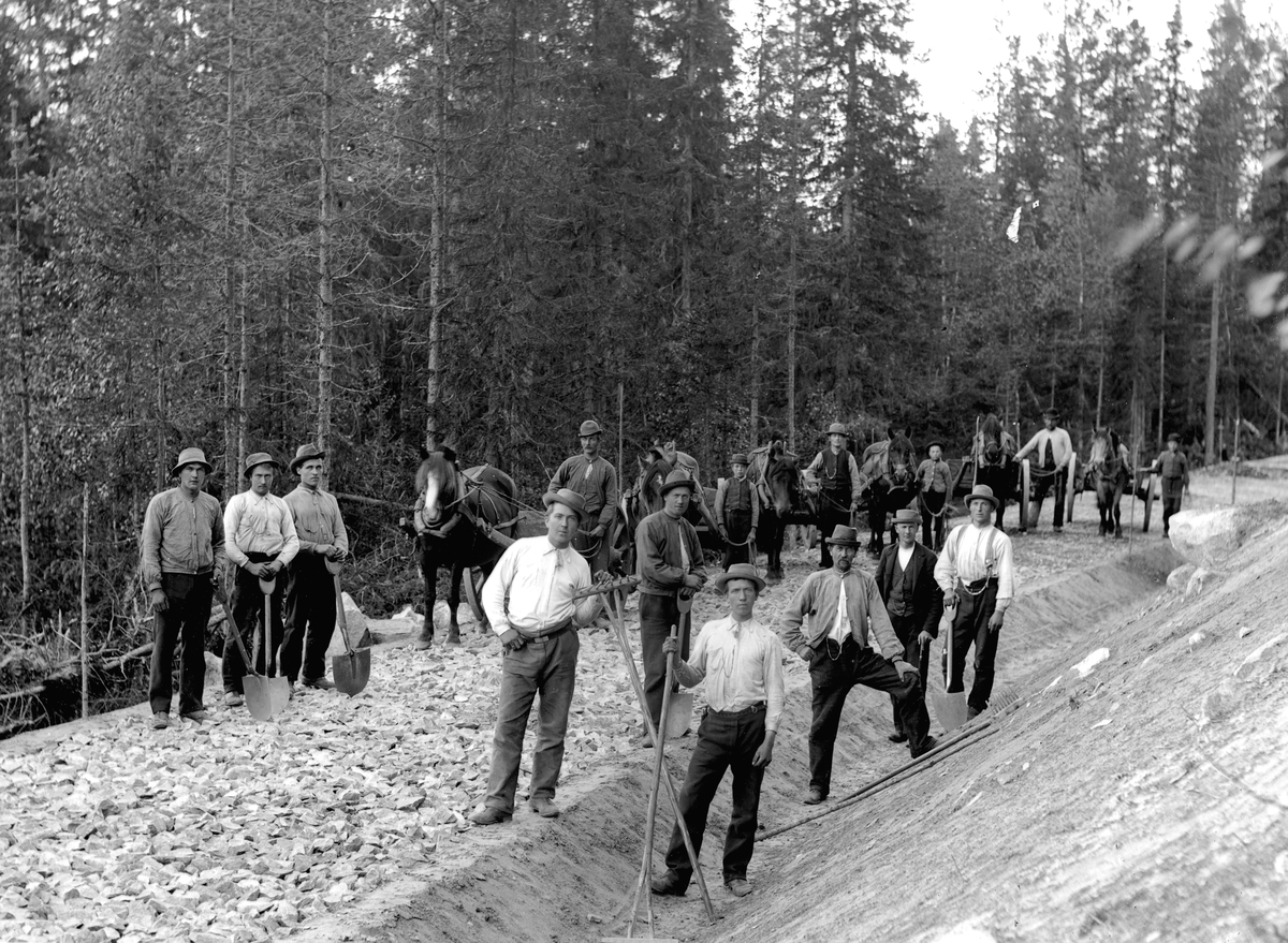 Jakob Jakobsen Engerdal, Dokumentasjon av arbeid med et veiprosjekt, ant i Trysil. Ukjente arbeidere. Vegbygging. Dessverre har vi ikke fått bekreftet opplysninger om hvilket prosjekt det er, men det kan være fra 1913, og bygging av vegen mellom Nybergsund og Innbygda.