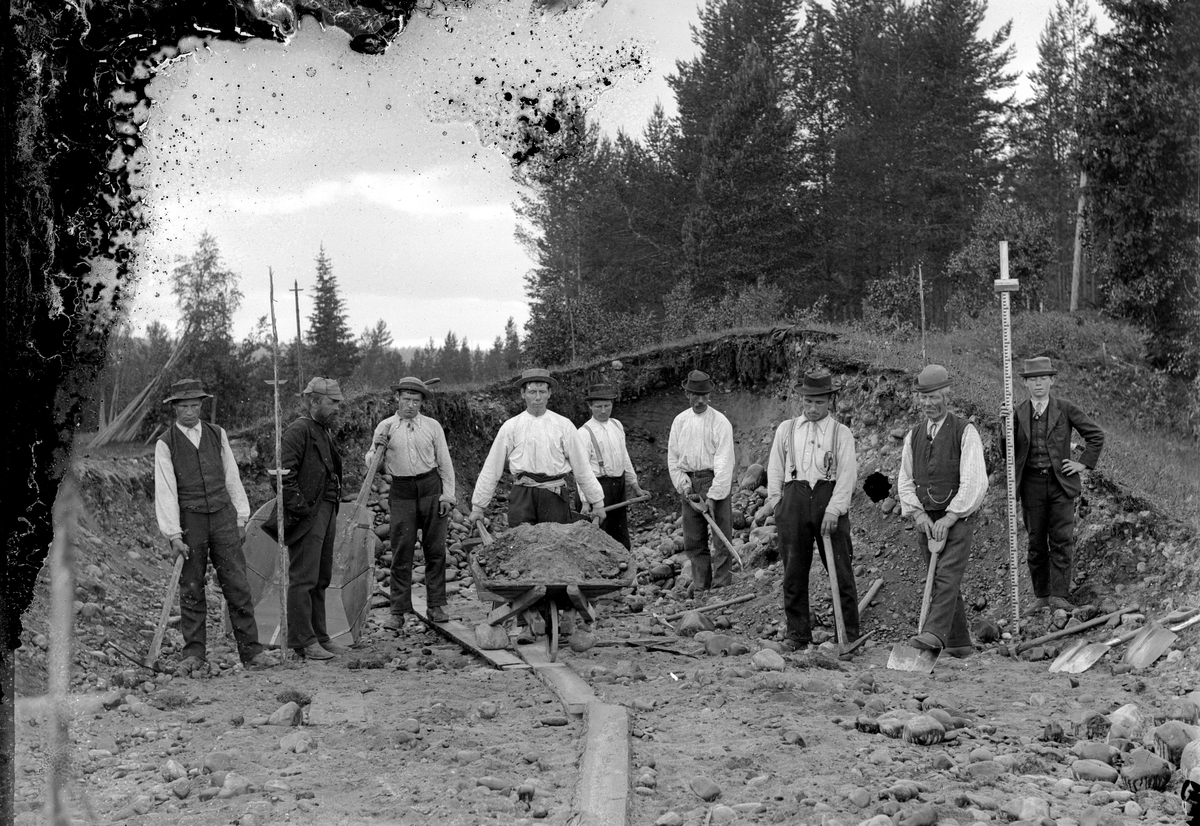 Jakob Jakobsen Engerdal, Dokumentasjon av arbeid med et veiprosjekt, ant i Trysil. Ukjente arbeidere. Vegbygging. Dessverre har vi ikke fått bekreftet opplysninger om hvilket prosjekt det er, men det kan være fra 1913, og bygging av vegen mellom Nybergsund og Innbygda.