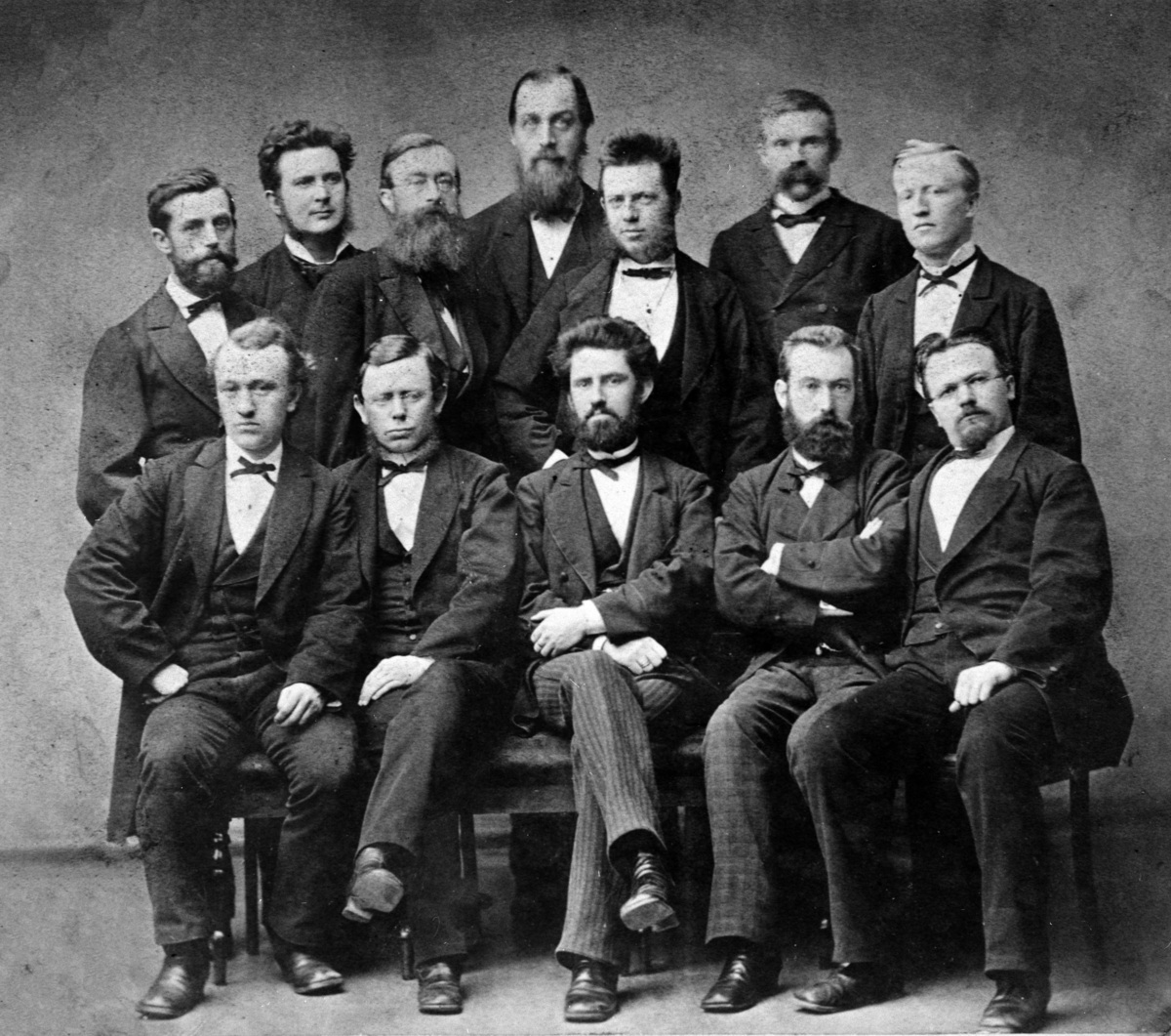 Anno Domkirkeodden, LÆRERPERSONALE, HAMAR KATEDRALSKOLE, MIDDELSKOLEN, FORAN FRA VENSTRE: THOMAS FREDRIK KRISTIAN VETLESEN, ANTON HENRIK JØRGEN HIRSCHHOLM JYNGE, CARL WILLOCH LUDVIG HORN, HÅKON BERTRAND THOMSON, PAUL HAAKON ZAHL, BAK FRA VENSTRE: CHRISTIAN RAMSETH, KRISTIAN HERMAN GETZ, ARNOLD ANDERSEN RØRHOLT, JENS J…