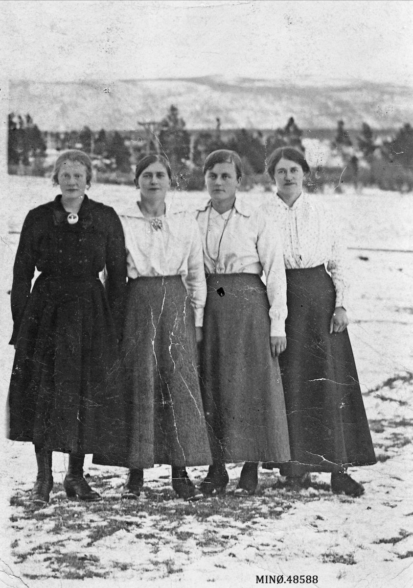 Alexander Bredstrøm Ansberg, Fire kvinner oppstilt. Anna Botten (gift Brandsneshaug), Anna Messelt, Ragnhild Stigerhaugen, Ingrid Botten (Olstad)