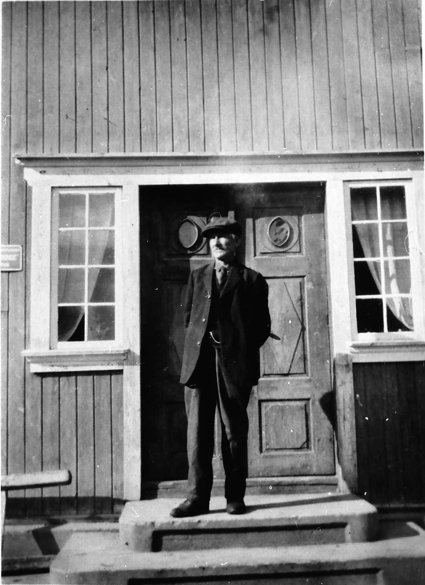 Jan Erik Øvergård, Mann foran hus