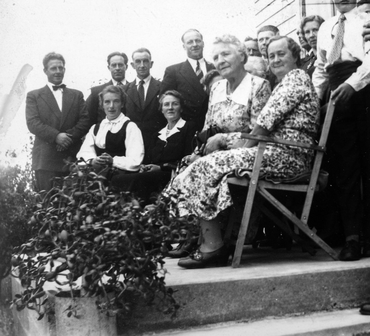 Ukjent, Familiegruppe. Ragnar Myhres konfirmasjon. Bak f.v. Trygve Myhre, Håkon Holen, Oskar Bruun, Ottar Myhre, Oskar Myhre, Lenhart Nerhagen, Ole Hagelund, Olaug Myhre, Harry Nerhagen. Foran f.v. Eva Bruun, Aasta Myhre, Marie Bruun, Elida Myhre.