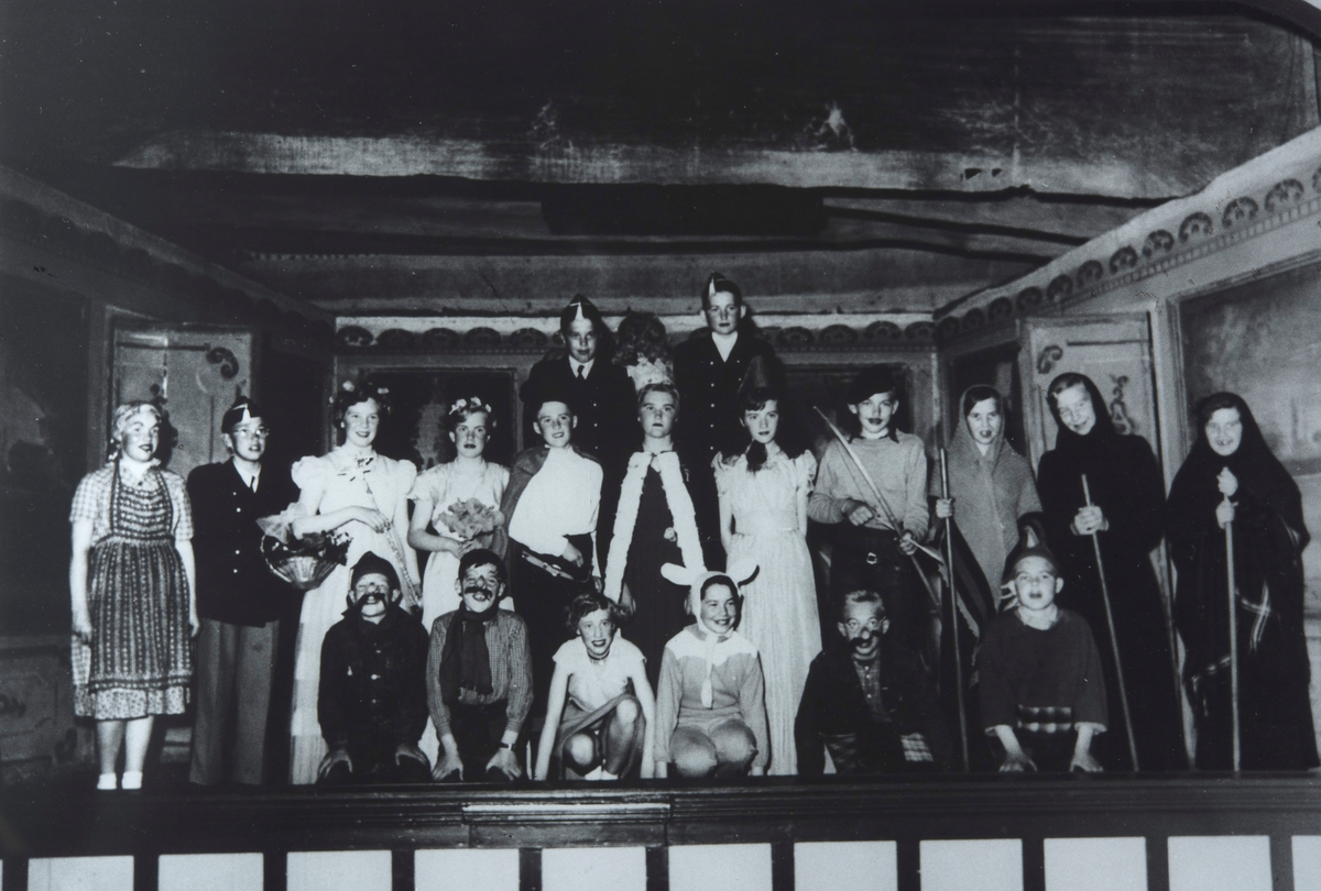 Normann Helger, Stange Barneskole, folkeskole, 6 klasse, skuespillet "Snehvit og de syv dverger", Central, Stangebyen. Barneteater.