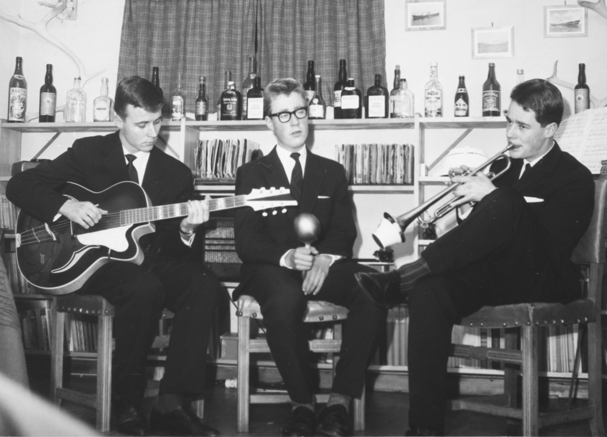 Normann Helger, Brødrene Moen, trio, Vonheim, Stangebyen. Fra venstre Terje Moen, Rolf Moen og Kaare Moen. Musikk, instrumenter.