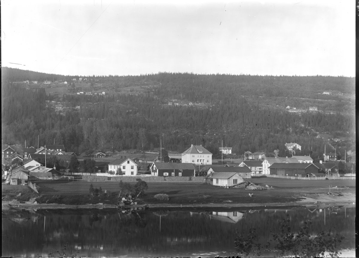 Otto W. F. Mejlænder, Trysil, i forgrunnen smia til smed Svendsen på Flathaga-jordet.