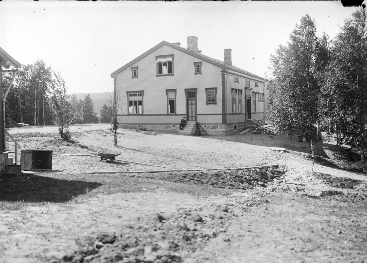 Otto W. F. Mejlænder, Trysil, sykehuset, trillebår, mann sitter på trappa..