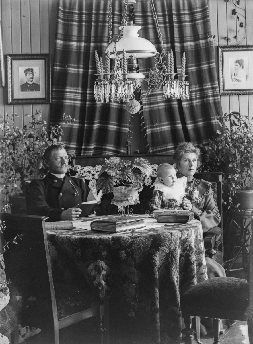 Johannes Larsen Alhaug, Interiør, stue, fotoalbum, lampe, Familien Johs. Alhaug (?)