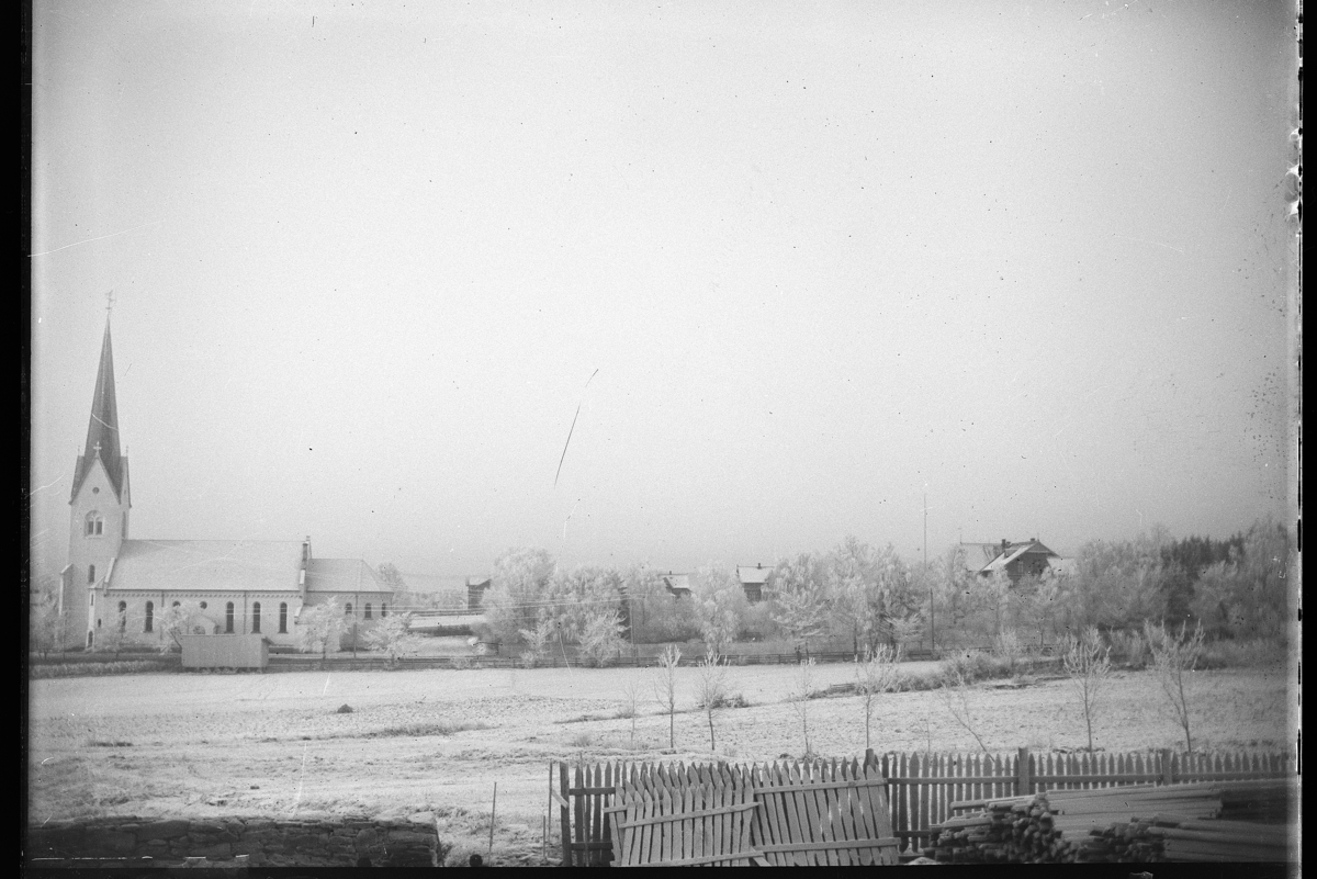 Johannes Larsen Alhaug, Holsjordet, vinter, Hamar Domkirke, steingjerde, stakittgjerde, vinterlandskap.