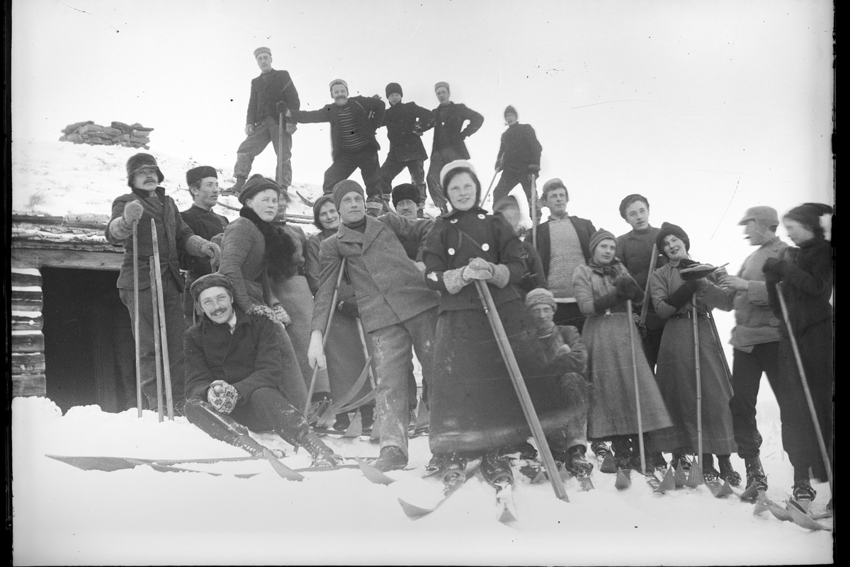 Johannes Larsen Alhaug, Ukjente på ski, friluftsliv, vinter, ski, staver, vinterklær,
