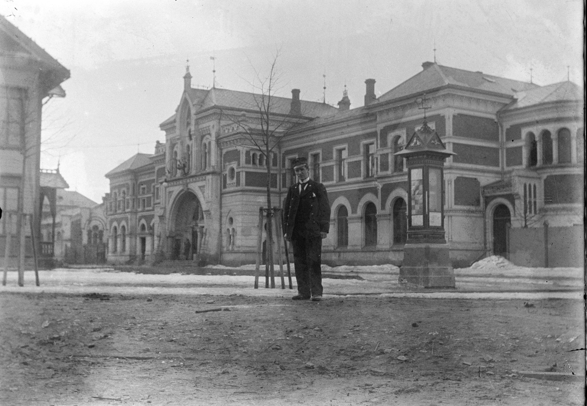 Johannes Larsen Alhaug, Hamar jernbanestasjon, stasjonsbygningen, arkitektur, ukjent mann