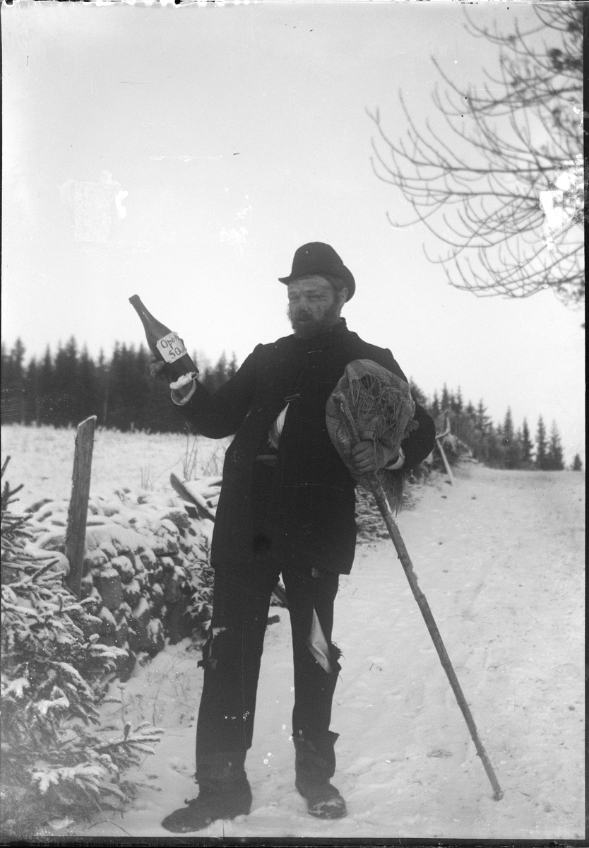 Johannes Larsen Alhaug, Ukjent mann, flaske, stav, vinter.