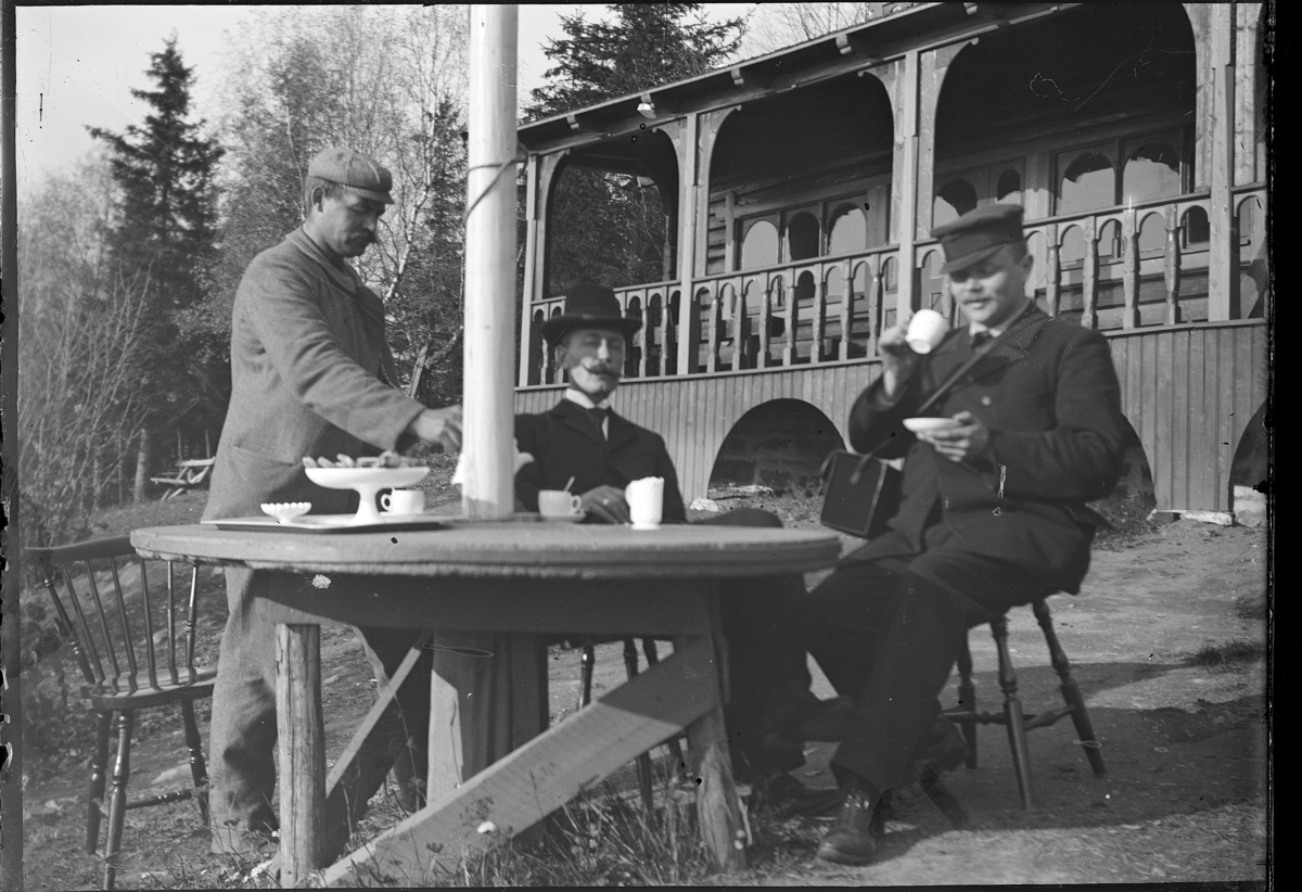 Johannes Larsen Alhaug, Skistua, Sportstua på Alhaug, Hedmarkstoppen, Hamar, Johannes Alhaug, ukjent, Peder Alhaug, drikker kaffe, uteservering, utfartssted.