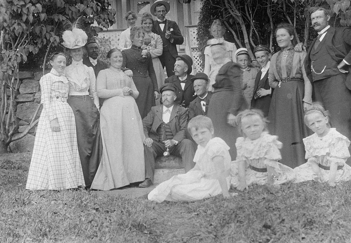 Johannes Larsen Alhaug, Familiegruppe, barn, voksne, Alhaug?