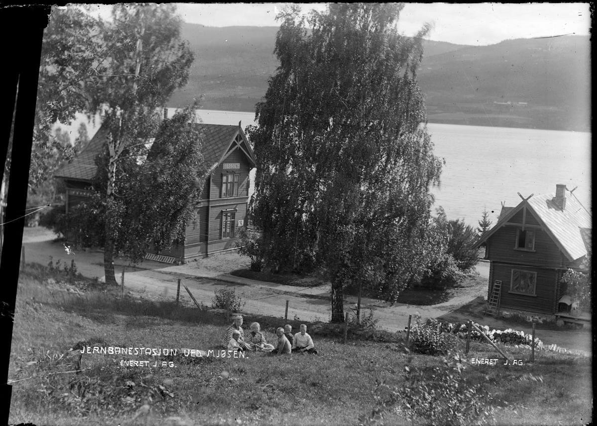 Johannes Larsen Alhaug, Parti ved Bergseng jernbanestasjon, stasjonsmester Johs. Alhaugs barn i forgrunnen